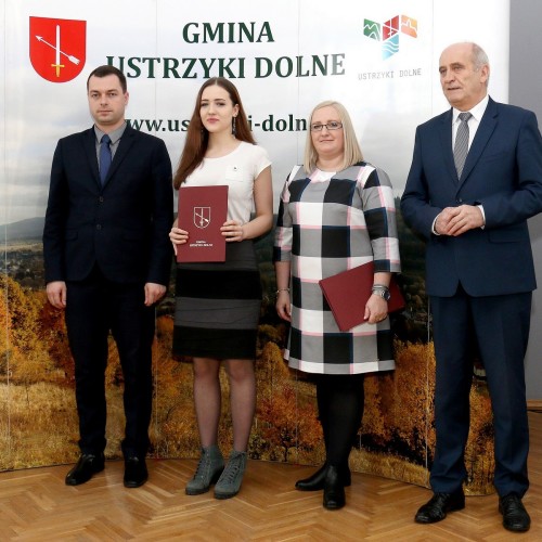 Wręczenie nagród i stypendiów uzdolnionej młodzieży